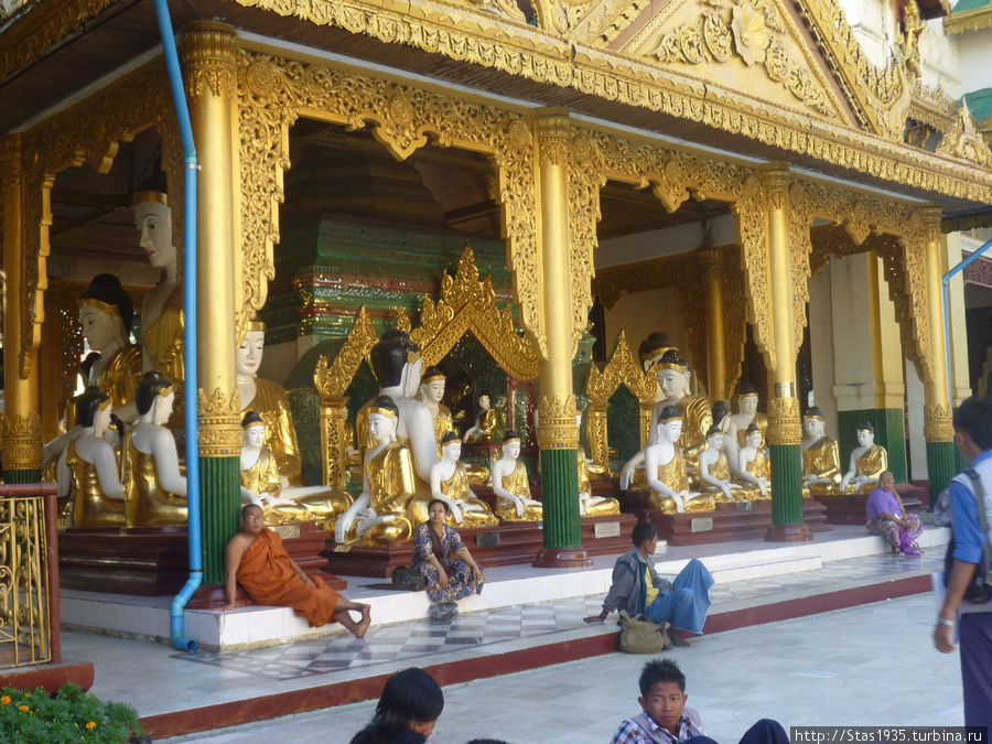 Янгон. Пагода Шведагон. Скульптуры будд — подарок верующих. Янгон, Мьянма
