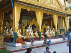 Янгон. Пагода Шведагон. Скульптуры будд — подарок верующих.