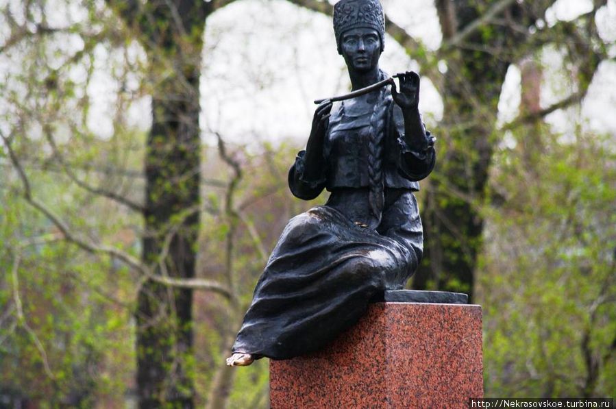 Многие трут большой палец ноги скульптуры Музы для исполнения желаний. Россия