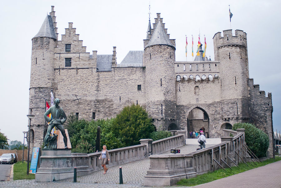 Когда-то весь Антверпен умещался в стенах этого замка. Когда точно уже не помнит никто. Антверпен, Бельгия