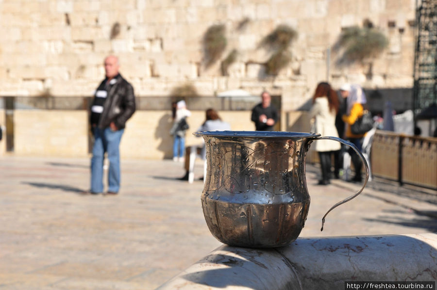 На площади перед Западной стеной: у одного из фонтанов (сабилей) Храмовой горы, что были построены там при Османах для омовения перед входом в святыни. Иерусалим, Израиль