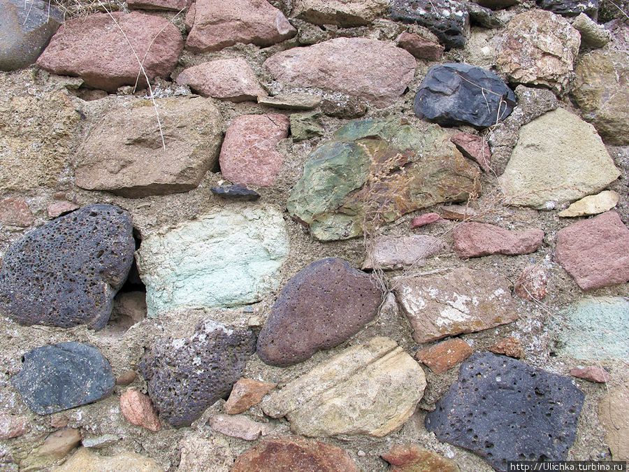 Камни разных цветов-очень красивая крепость! Дманиси, Грузия