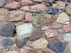 Камни разных цветов-очень красивая крепость!