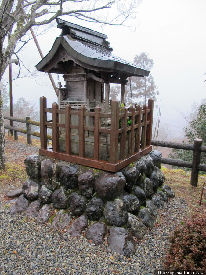 Маленький синтоистский алтарь у крепости Гудзё, Япония
