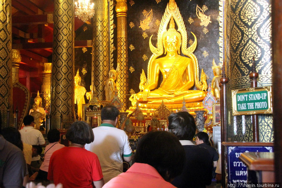 Паломники у статуи Пхра Будда Чиннарат (Phra Buddha Chinnarat) Пхитсанулок, Таиланд