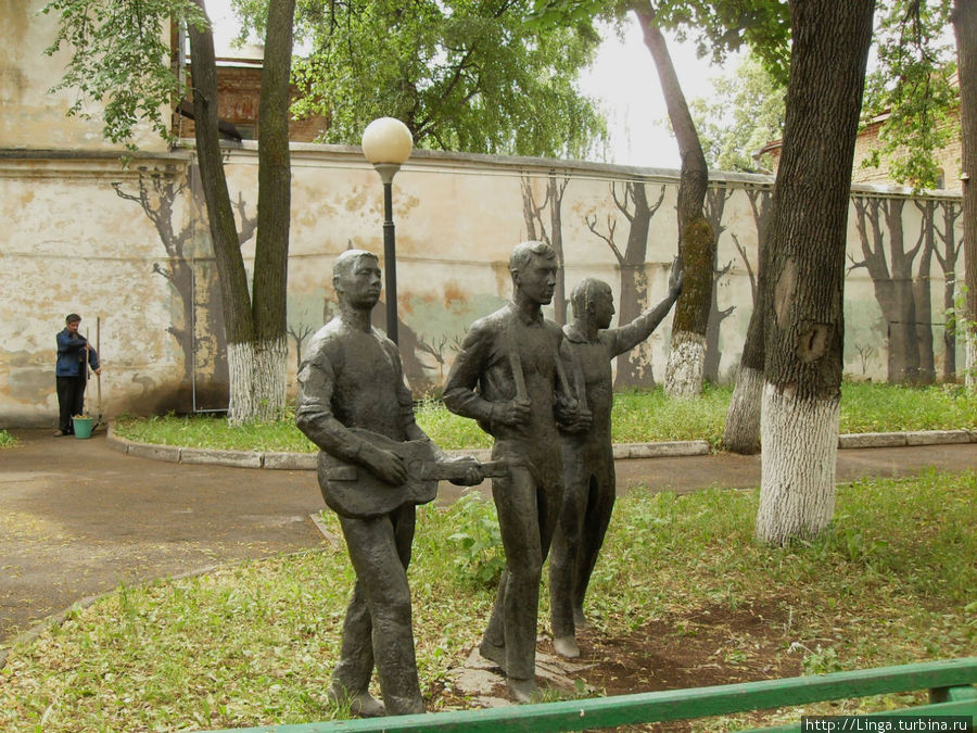 Тоже во дворике усадьбы Сандецких — деревья, нарисованные  на заборе... Казань, Россия