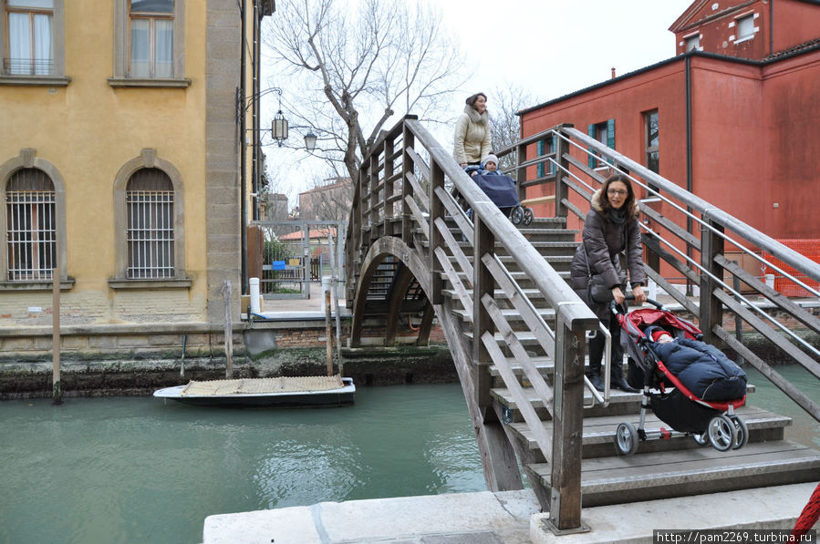 Родители перетаскивают коляски через мостики. Венеция, Италия
