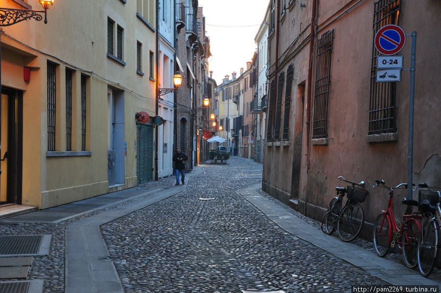 Улицы почти опустели. Феррара, Италия