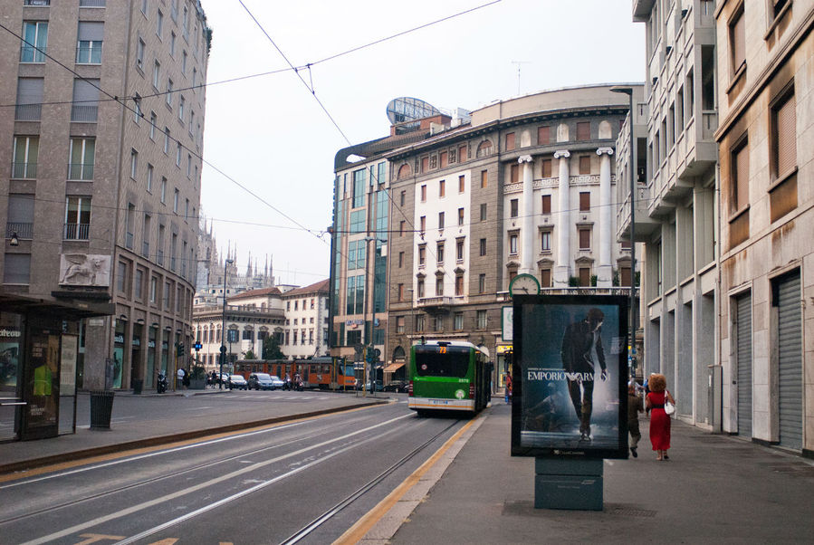 В Милане есть выделенные полосы для общественного транспорта, такси и муниципальных служб. Правда, гоняют по ним все кому не лень. Милан, Италия