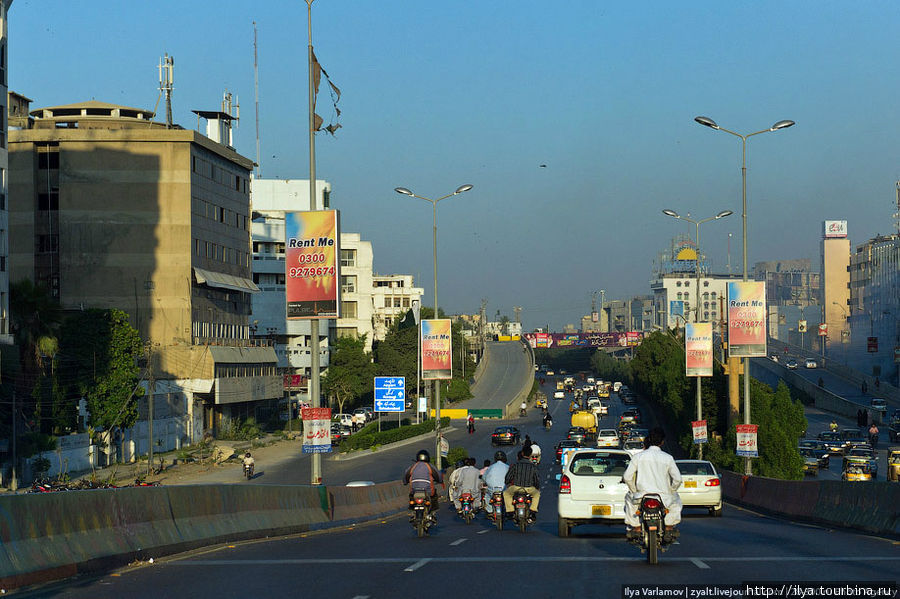 В городе есть хорошие дороги и многоуровневые развязки, есть даже несколько небоскребов. Карачи, Пакистан