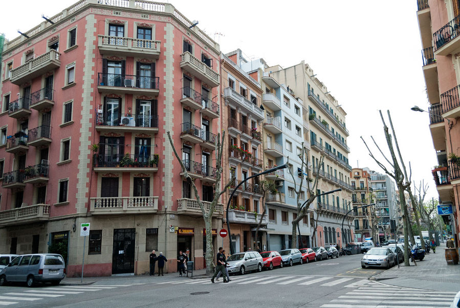 Везде перекрестки и квадратные кварталы. Каждый угол дома на перекрестке скошен. Барселона, Испания