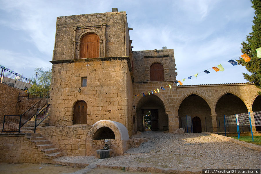 В самом центре городка Айя Напы, бывшей деревни, расположен старинный монастырь. Айя-Напа, Кипр
