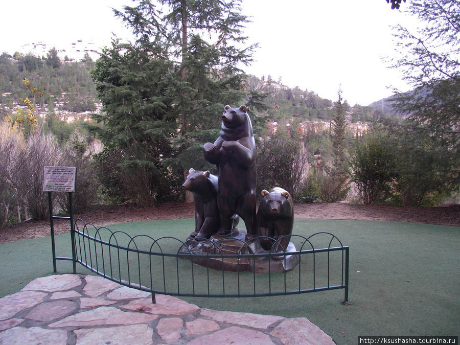 Возле статуи медведей над