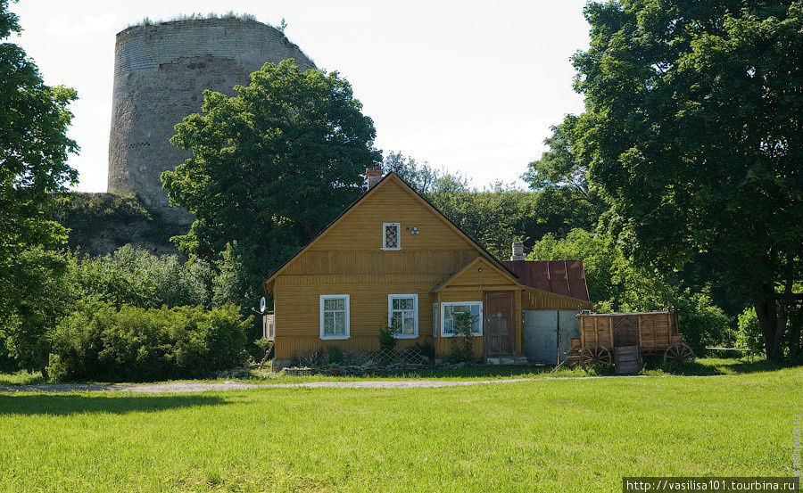 Жилой дом недалеко от собора, тоже внутри крепости Изборск, Россия