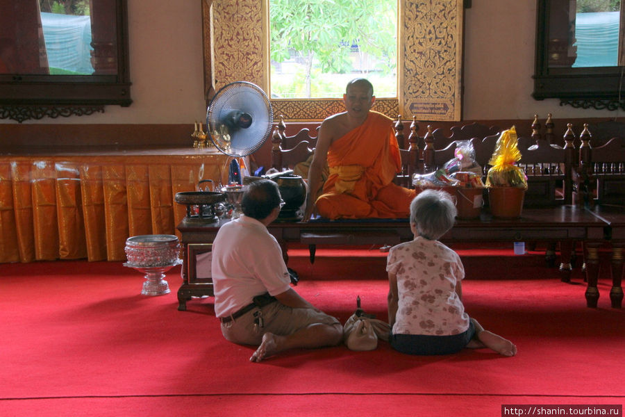 Монах принимает паломников Чиангмай, Таиланд