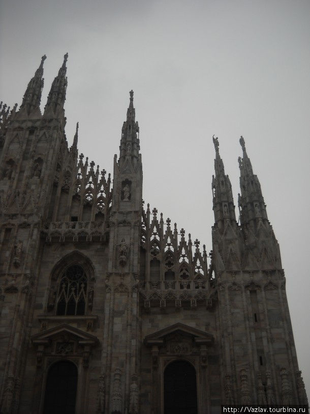 Протыкая облака Милан, Италия