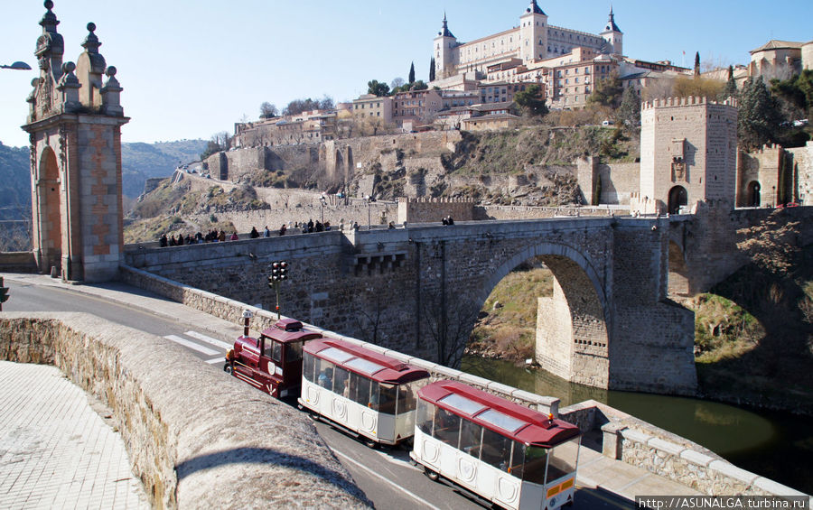 вид моста Алькантара с замком Алькасар Толедо, Испания