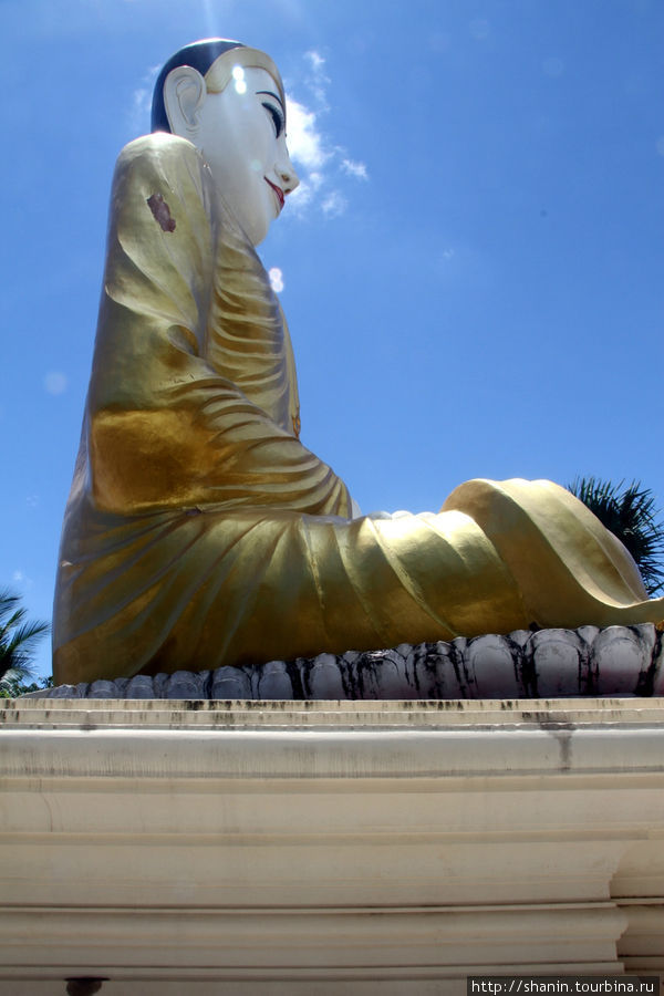 Сидящий Будда. Пагода Шве Сиен Кхон в Мониве Монива, Мьянма