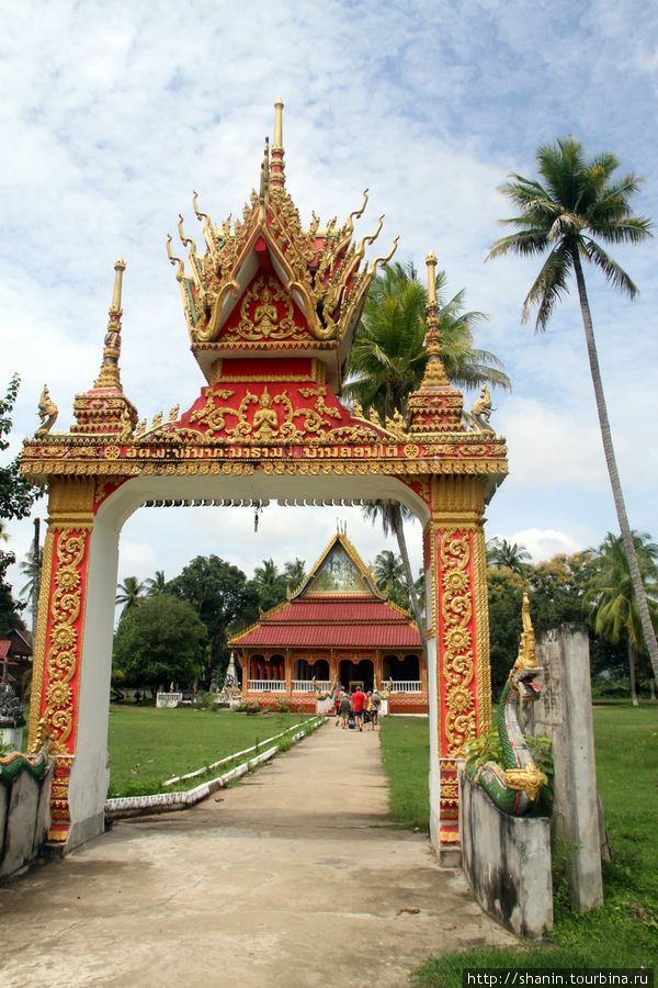 Ворота монастыря не закрывают даже по ночам! Провинция Тямпасак, Лаос