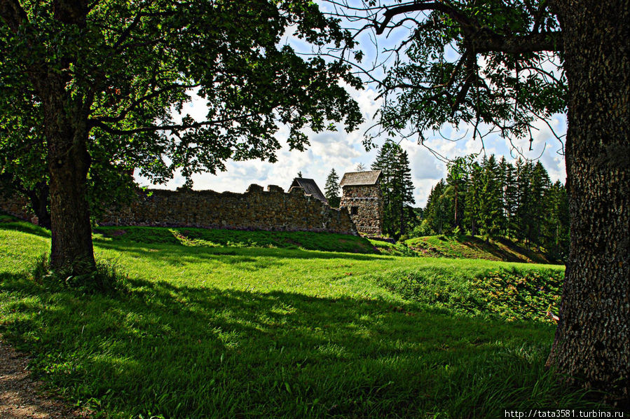 Крепость Каркси с ''Пизанской церковью'' Каркси-Нуйа, Эстония
