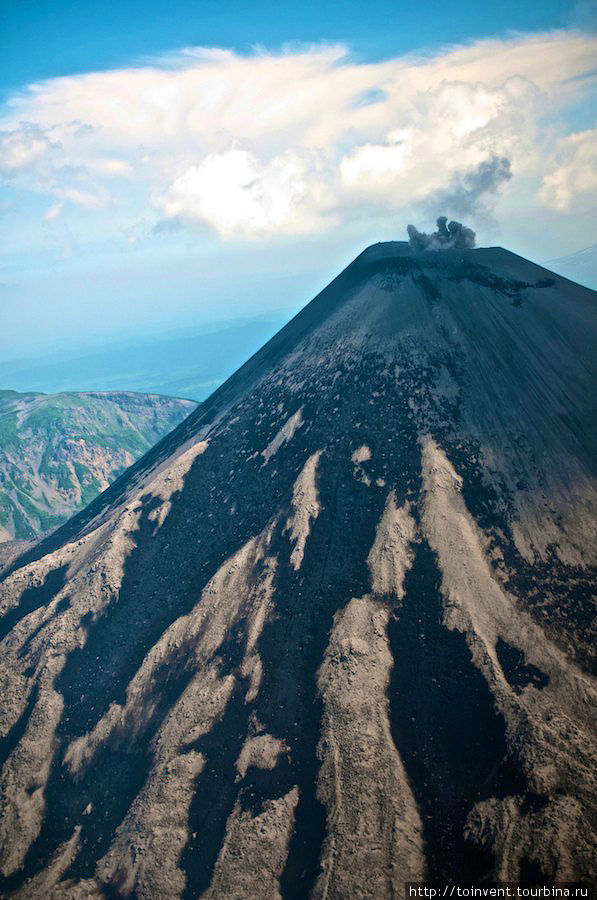 вулкан Карымский – один из наиболее активных вулканов Камчатки; с короткими перерывами он извергается с 1996 года. Кроноцкий Биосферный Заповедник, Россия