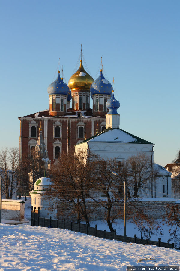 Успенский собор (сзади) и Спасский монастырь. Рязань, Россия