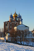 Успенский собор (сзади) и Спасский монастырь.