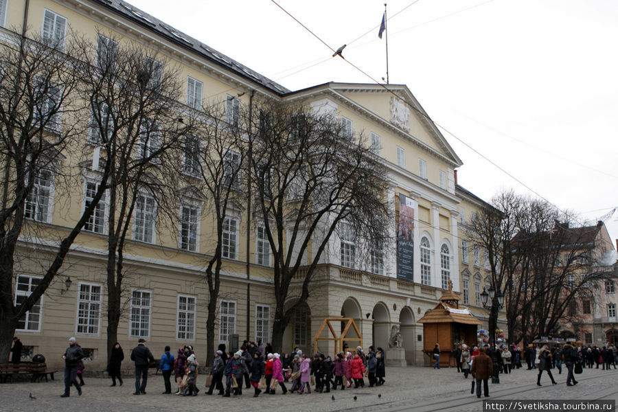 Средневековые дома на центральной площади Львов, Украина