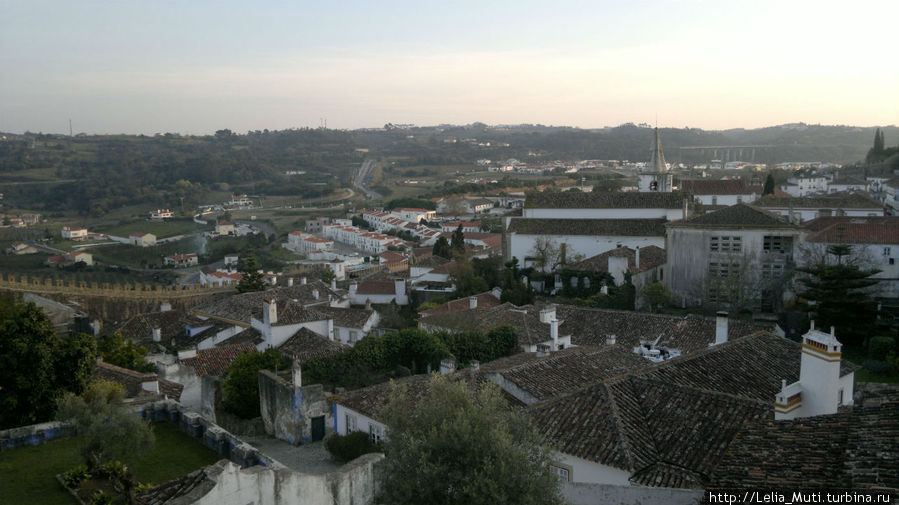 слева от крепости, внизу, расположилась современная часть города Обидуш, Португалия