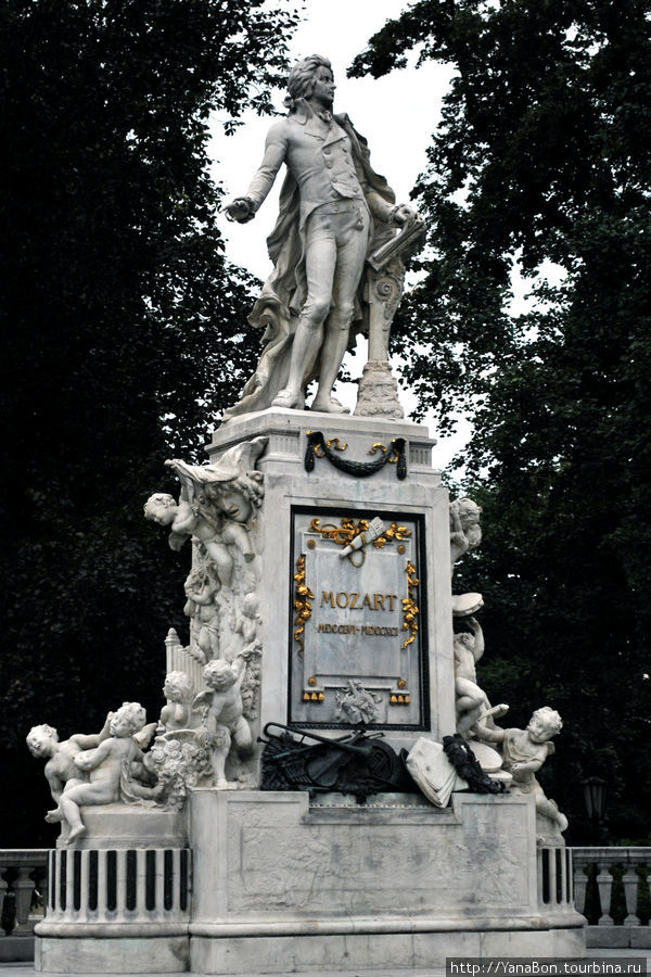 Памятник Моцарту в Бурггартен Вена, Австрия