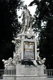 Памятник Моцарту в Бурггартен