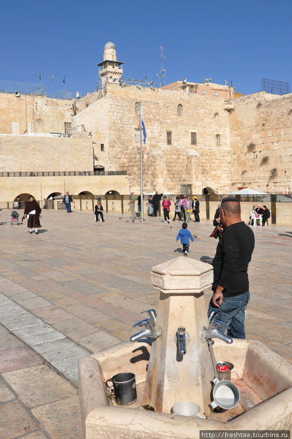Фонтан для омовения — по традиции, перед входом в святые места следует очиститься. Иерусалим, Израиль