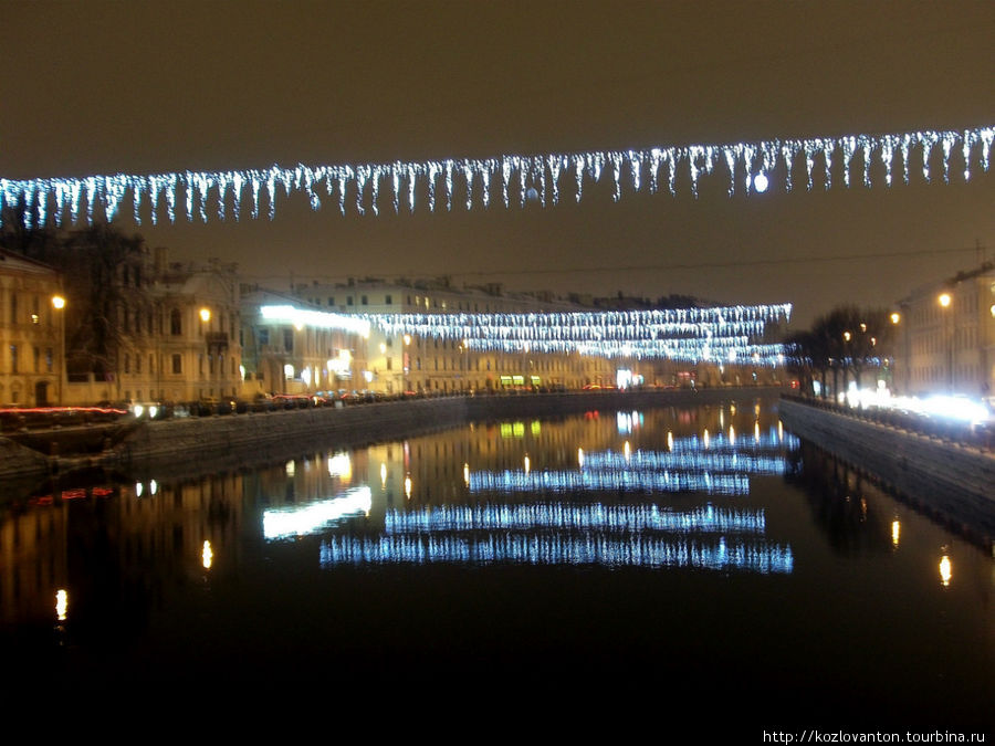 Отражения в Фонтанке возле Аничкого моста. Санкт-Петербург, Россия