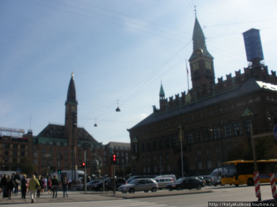 Величественное здание с площадью, куда мы случайно вышли Копенгаген, Дания