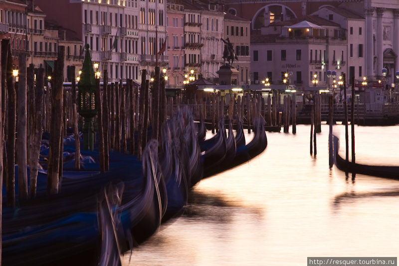 Венеция без туристов, Спящие гондолы, утро на набережной RIVA DEGLI SCHIAVONI, р-н Кастелло. Венето, Италия