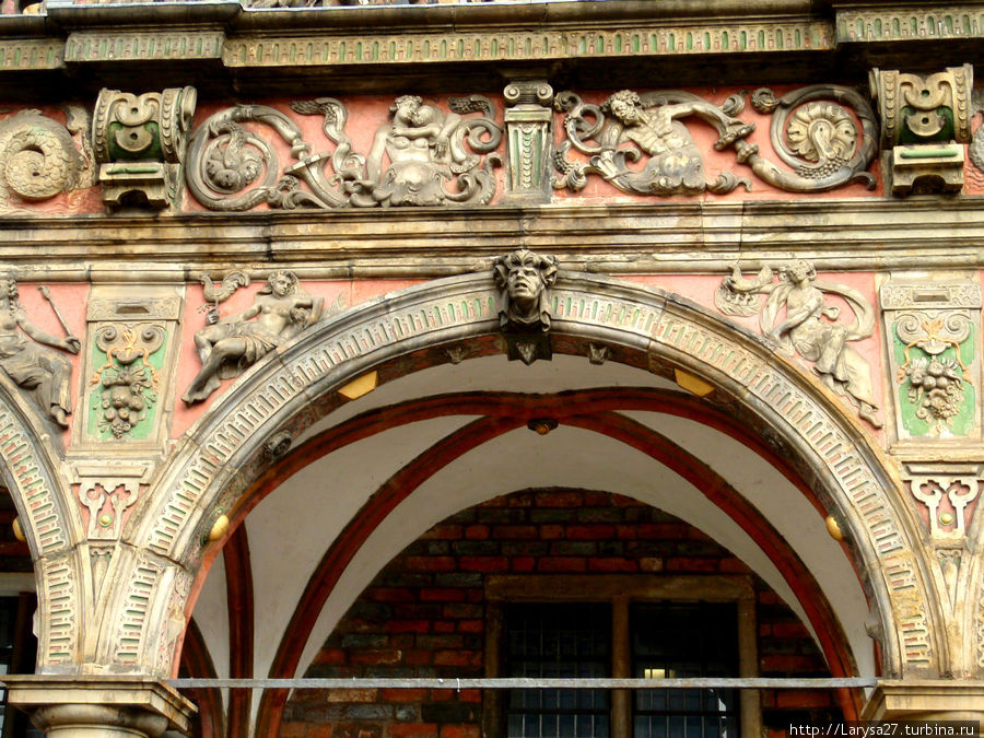 Вторая арка слева с символами Бремена Бремен, Германия