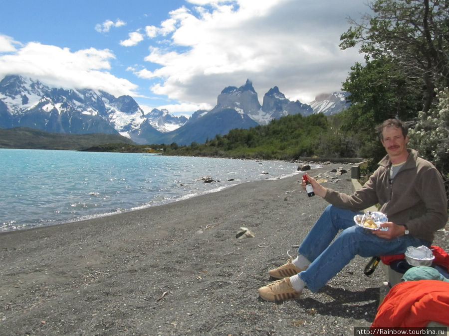 Наш обед подоспел. На фоне гор и с маленькой бутылочкой чилийского вина Национальный парк Торрес-дель-Пайне, Чили