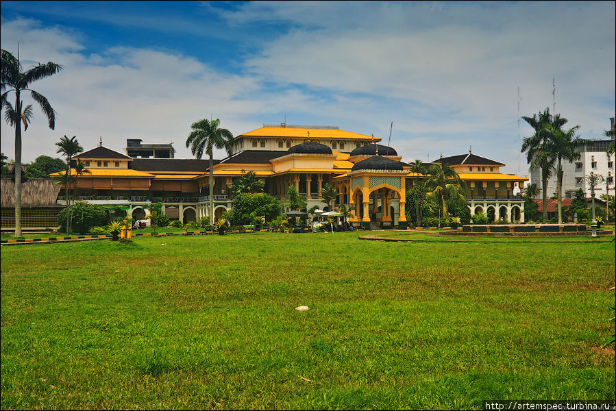 Истана Маймун (Дворец султана) был построен уже после того, как власть султана Дели стала сугубо церемониальной. Медан, Индонезия