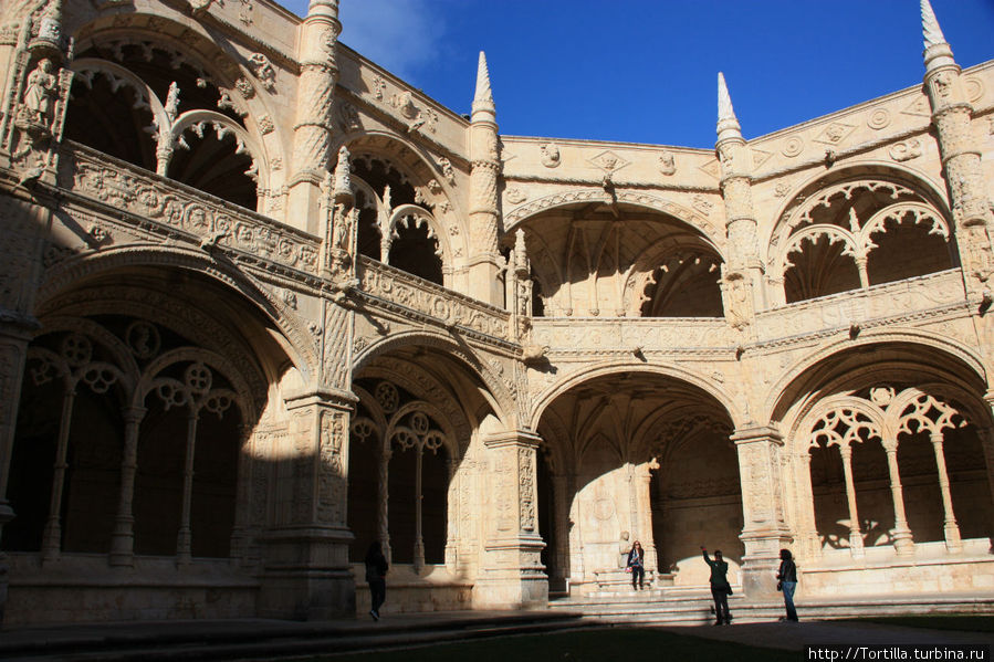 Лиссабон, Белен
Монастырь Жеронимуш [Mosteiro dos Jeronimu]
Внутренний двор Лиссабон, Португалия