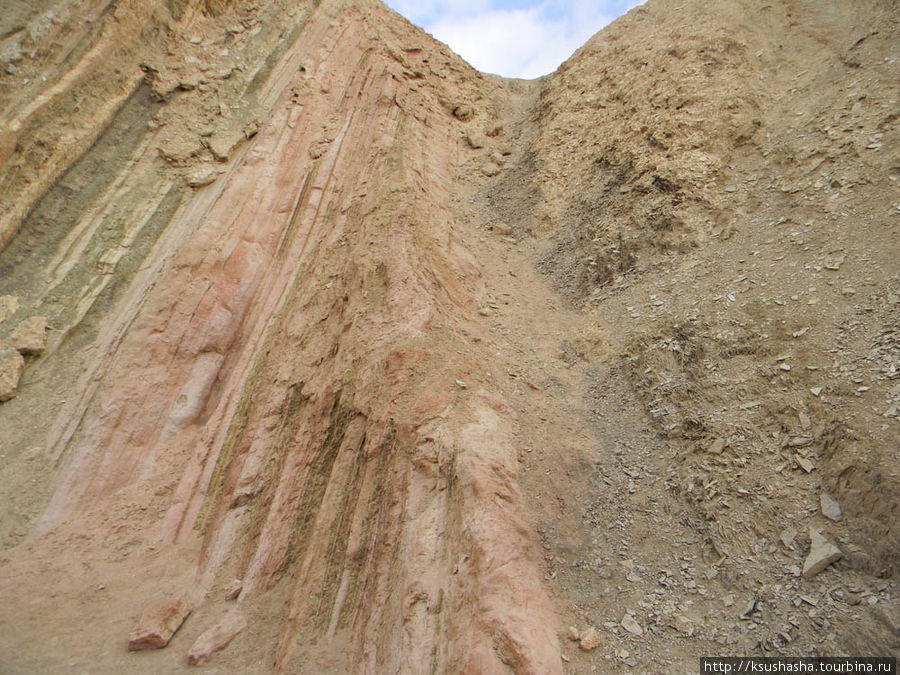 Слои породы расположены почти вертикально — вопреки всем законам физики Мертвое море, Израиль