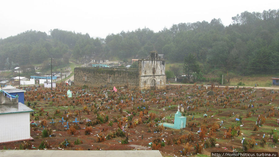 Кладбище возле Сан-Хуан-Чамула Сан-Кристобаль-де-Лас-Касас, Мексика