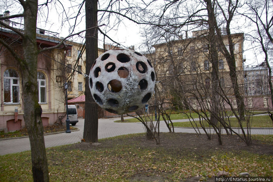 Это по всей видимости земной шар после нападения гигантских колорадских жуков Санкт-Петербург, Россия