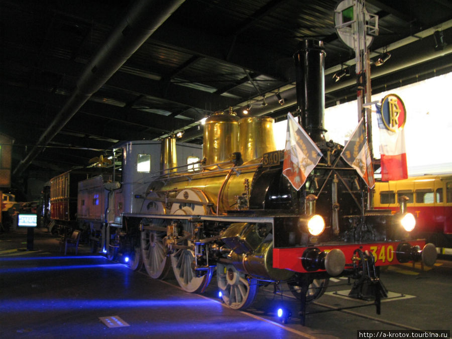 внутри музея — темно, много локомотивов Мюлуз, Франция