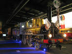 внутри музея — темно, много локомотивов