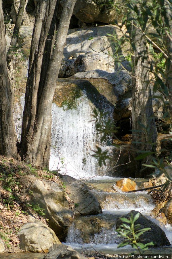 Ручьи в горах часто образуют небольшие водопады Алания, Турция