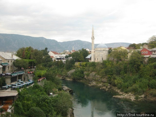 Удивительно живописно расположенная мечеть Мостар, Босния и Герцеговина