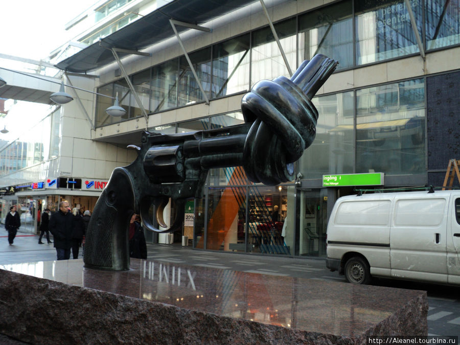 Современная скульптура Против войны на одной из самых длинных торговых улиц Стокгольма Drottinggatan. Копия оригинала в уменьшенном виде стоит на территории здания ООН в Нью-Йорке Стокгольм, Швеция