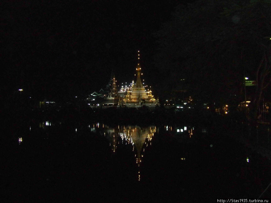 Мае Хонг Сон. Храм Ват Чонг Кам. Паттайя, Таиланд