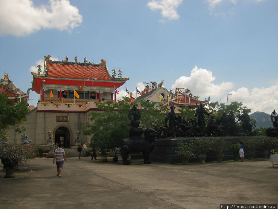 сразу после ворот на входе на территорию храмового комплекса Паттайя, Таиланд
