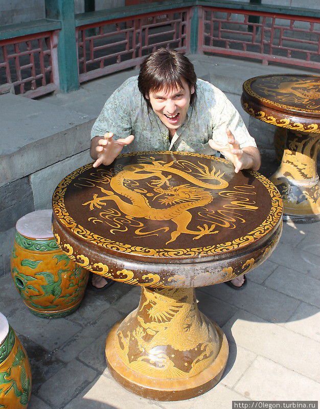 Стол с драконом Китай